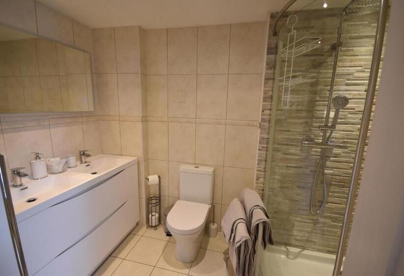 غرفة عائلية, Gordon House