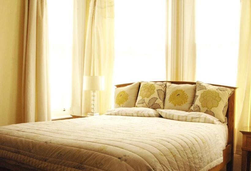 غرفة قياسية سرير كينج, Gordon House