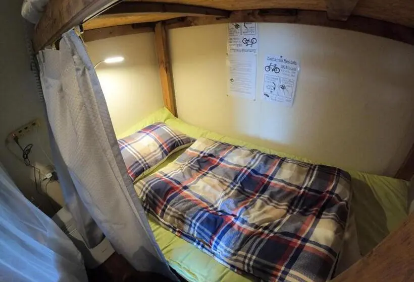 ルームシェアのワンベッド, Zamamia International Guesthouse