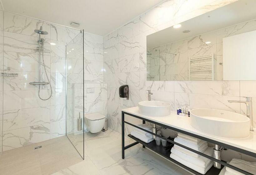 جناح ديلوكس مطل على البحر, In Excelsis