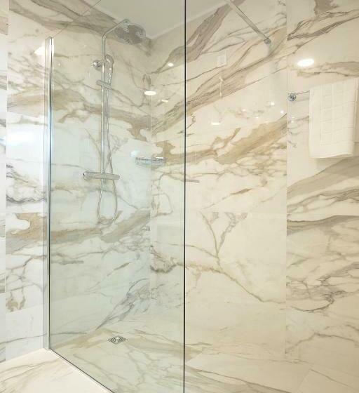 جناح ملكى, In Excelsis