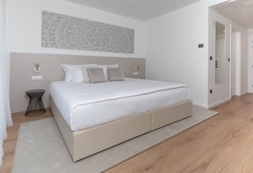 غرفة سوبيريور مطلّة علي البحر, In Excelsis