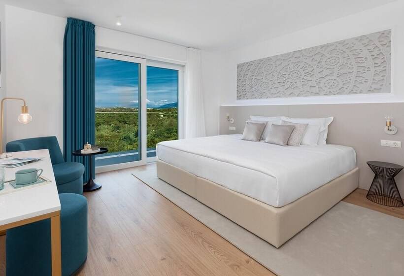 غرفة سوبيريور مطلّة علي البحر, In Excelsis