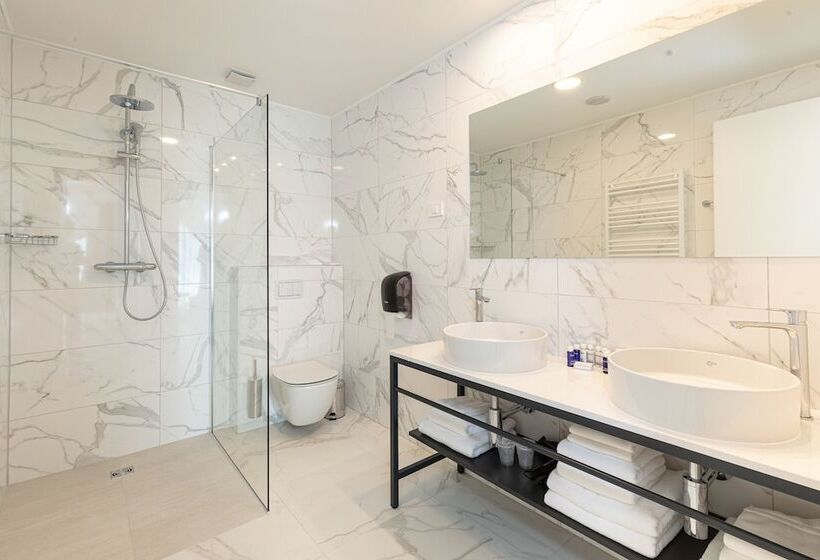 جناح ديلوكس مطل على البحر, In Excelsis