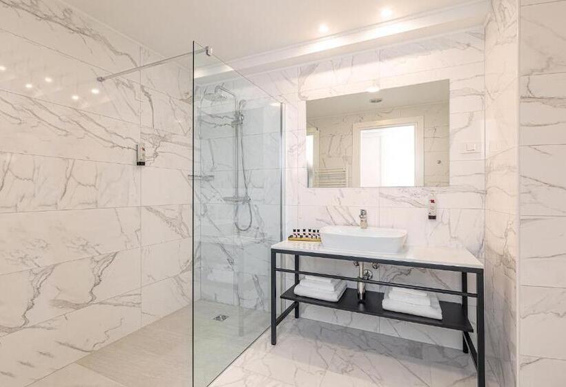 غرفة سوبيريور مطلّة علي البحر, In Excelsis