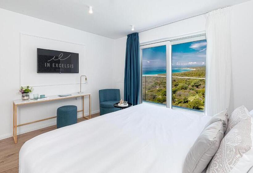 غرفة سوبيريور مطلّة علي البحر, In Excelsis