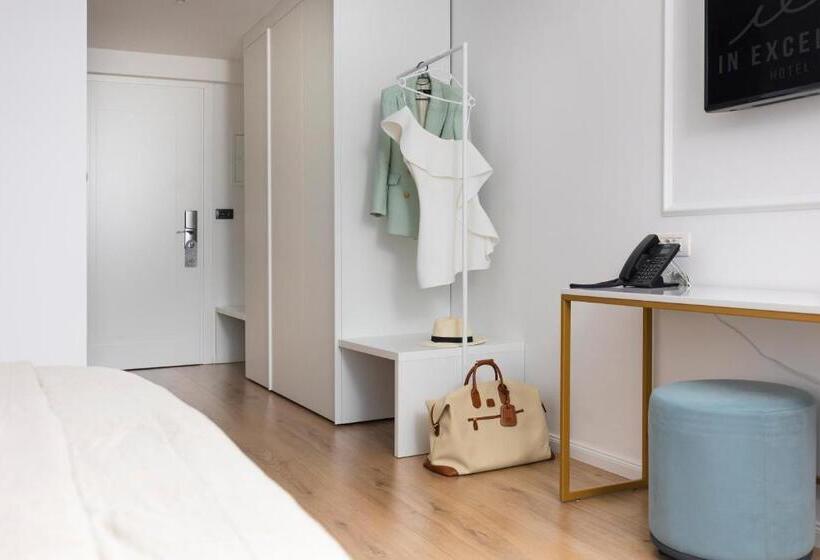 غرفة سوبيريور مطلّة علي البحر, In Excelsis