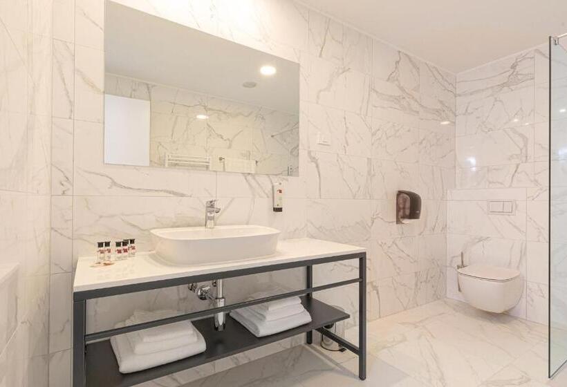 غرفة ديلوكس سرير كينج, In Excelsis