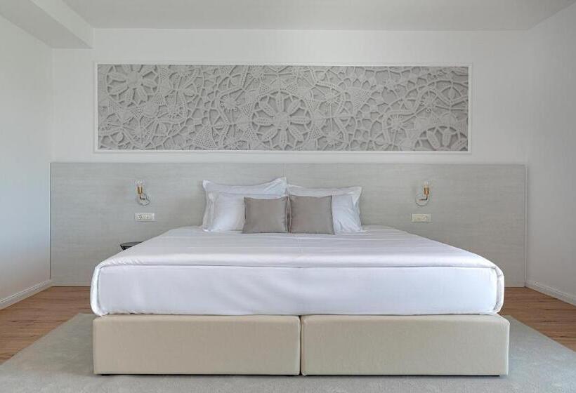 غرفة ديلوكس سرير كينج, In Excelsis