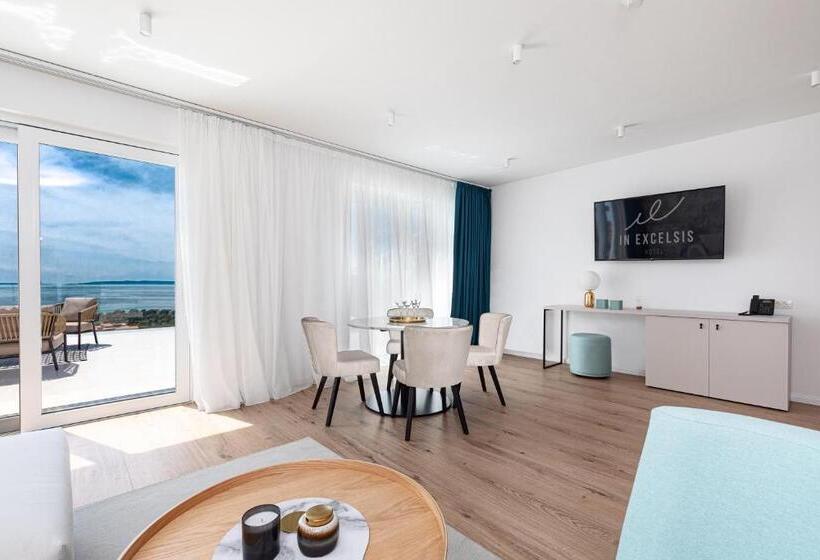 جناح ملكى, In Excelsis