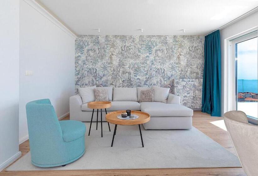 جناح ملكى, In Excelsis