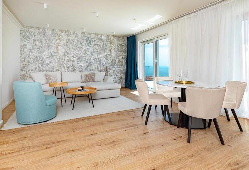 جناح ملكى, In Excelsis