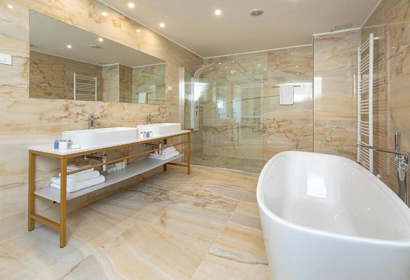 جناح رئاسى, In Excelsis