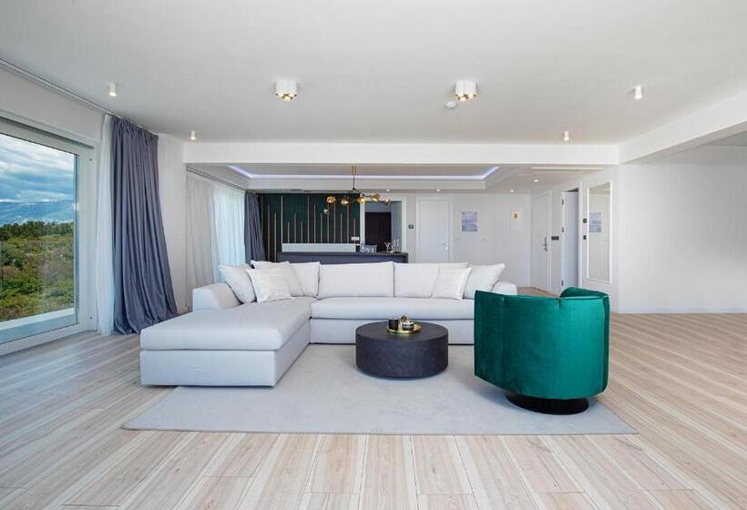 جناح رئاسى, In Excelsis