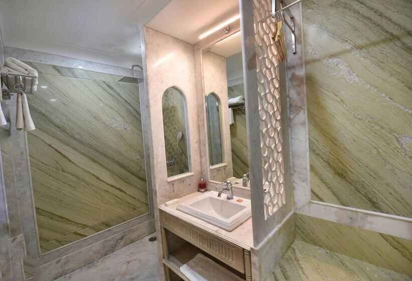 デラックスルーム, Nirbana Palace   A Heritage Hotel And Spa