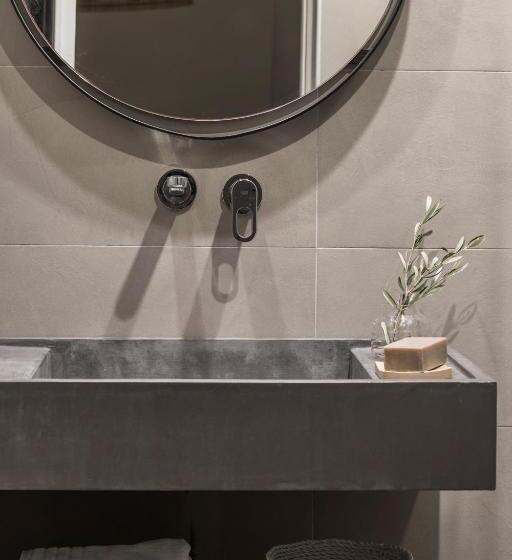 سوییت خانوادگی, A Hotel Mykonos