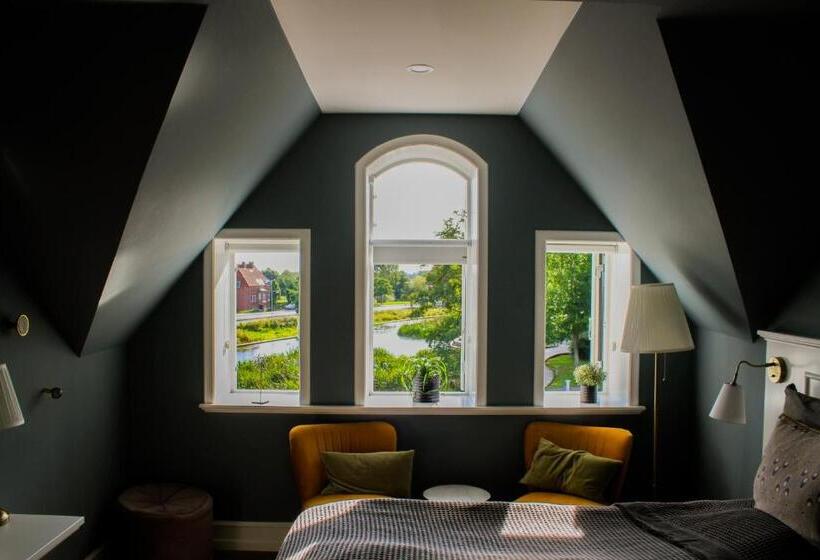 غرفة قياسية مطلّة علي البحيرة, Hostrups