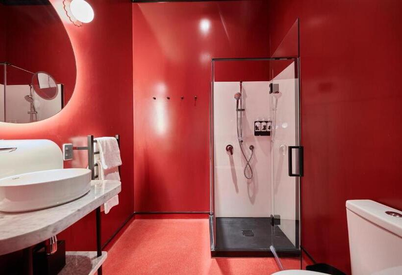 جناح جونيور, Naumi Studio  Wellington