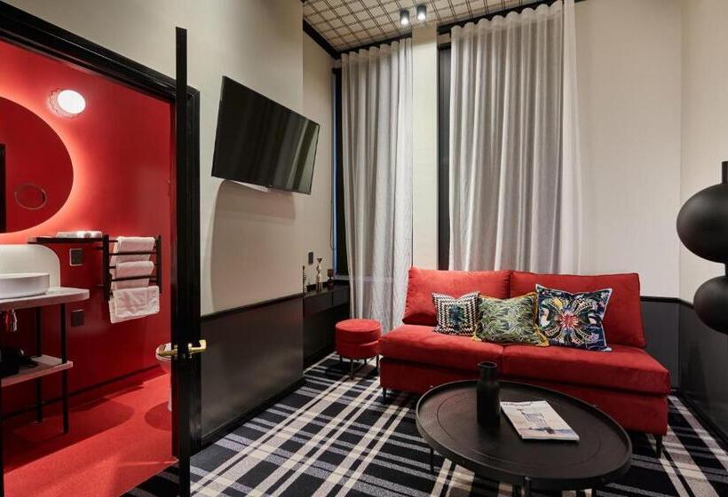 جناح جونيور, Naumi Studio  Wellington