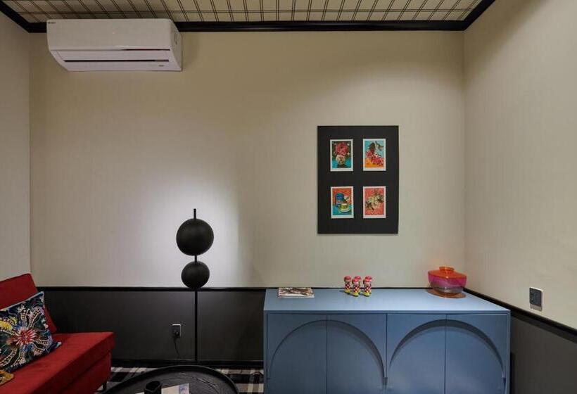 Полулюкс, Naumi Studio  Wellington