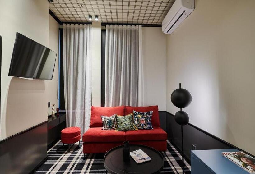 جناح جونيور, Naumi Studio  Wellington