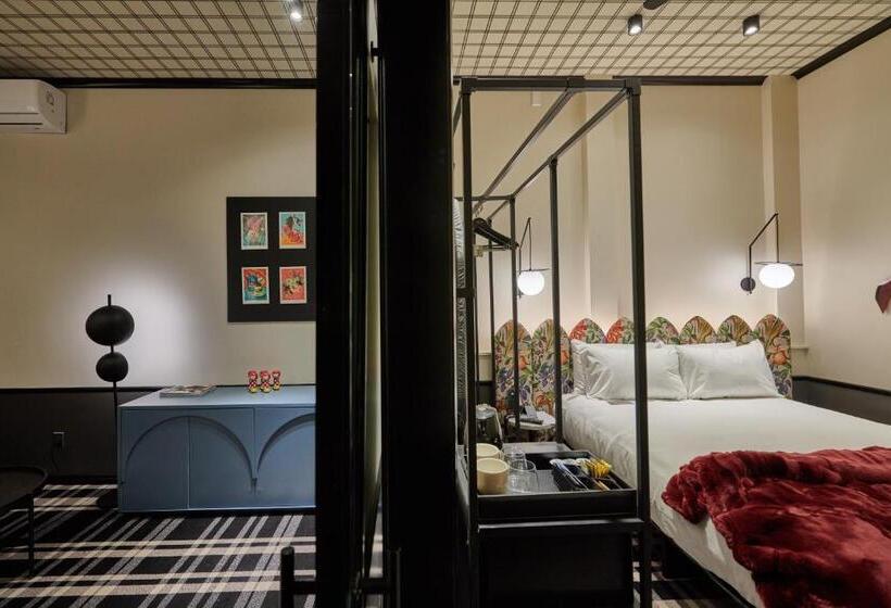 جناح جونيور, Naumi Studio  Wellington