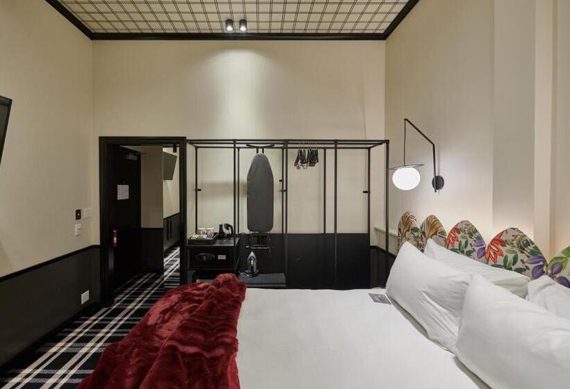 جناح جونيور, Naumi Studio  Wellington