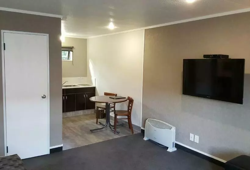 استودیوی سوپریور, Rose City Motel