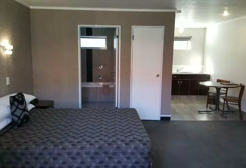 استودیوی سوپریور, Rose City Motel