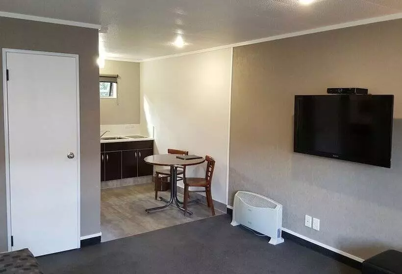 استودیوی سوپریور, Rose City Motel