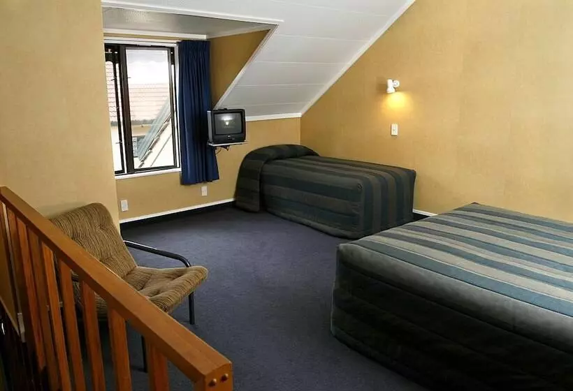 استودیوی سوپریور, Rose City Motel