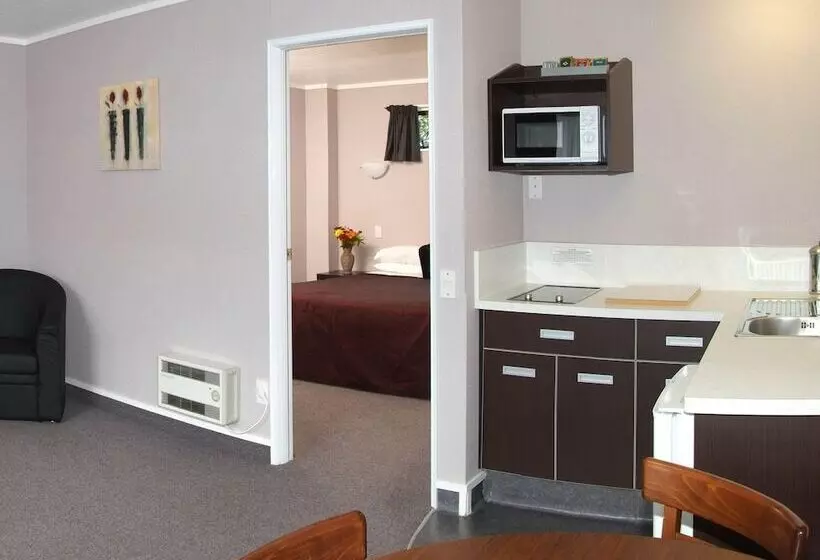 استودیوی سوپریور, Rose City Motel