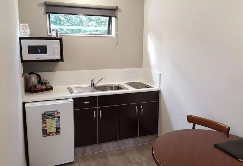 استودیوی سوپریور, Rose City Motel
