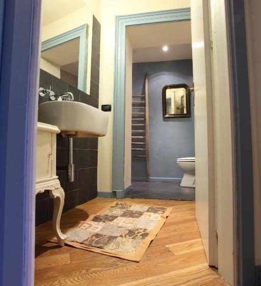 سوئیت با بالکن, Colazione In Piazza Castello