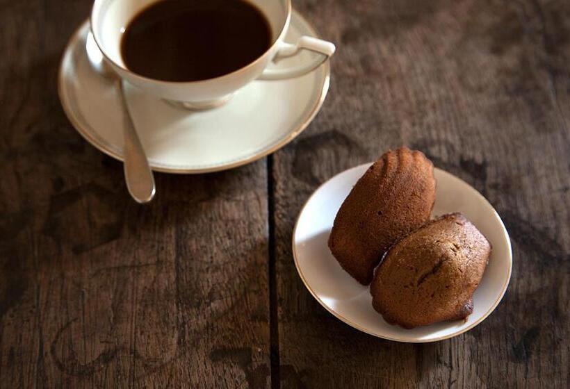 اتاق خانوادگی, Colazione In Piazza Castello
