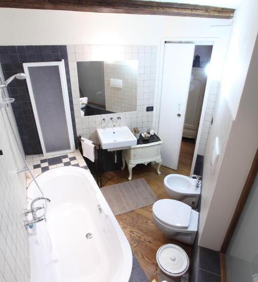 اتاق خانوادگی, Colazione In Piazza Castello