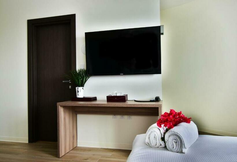 컴포트 룸, Adonis Cupecoy