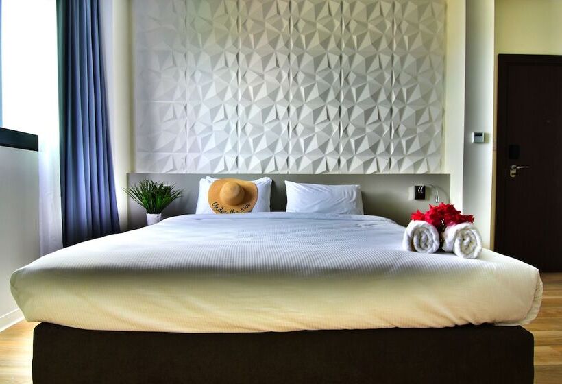 컴포트 룸, Adonis Cupecoy