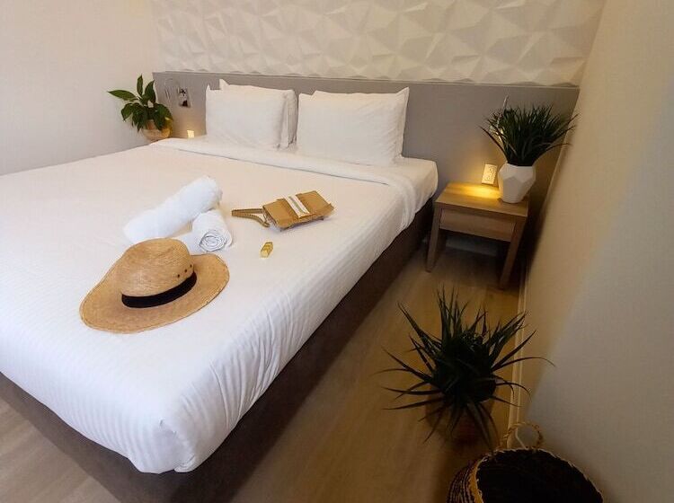 컴포트 룸, Adonis Cupecoy