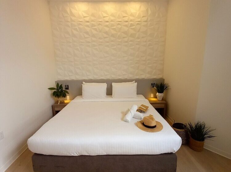 컴포트 룸, Adonis Cupecoy