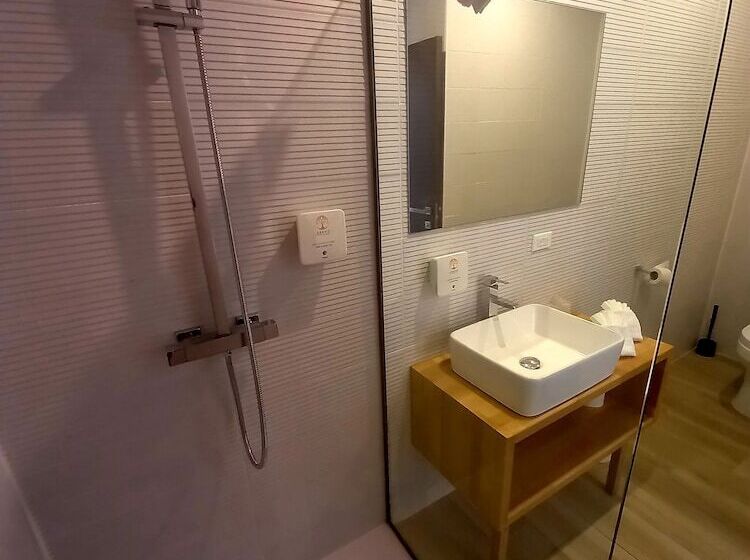 컴포트 룸, Adonis Cupecoy