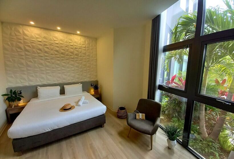 수피리어 룸, Adonis Cupecoy