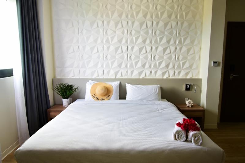 이그제큐티브 룸, Adonis Cupecoy