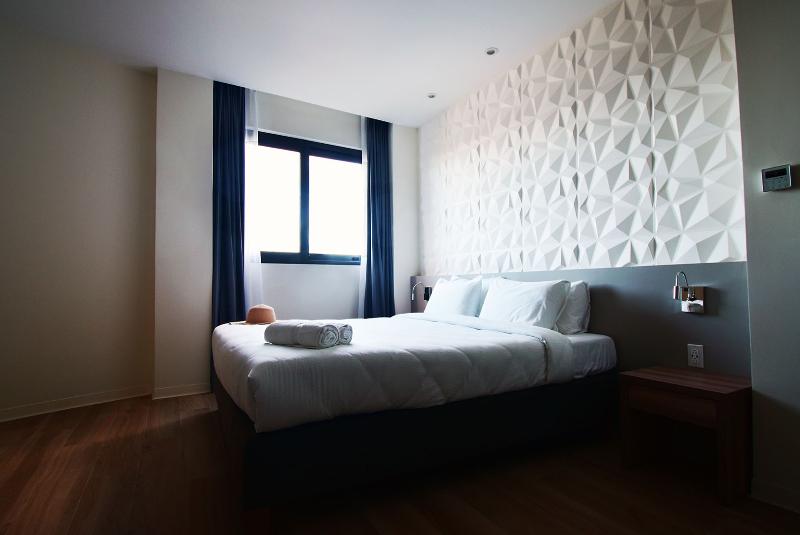 컴포트 룸, Adonis Cupecoy