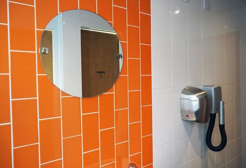 공용 욕실 구비 공동 객실 내의 침대, St Christopher's Liverpool Street