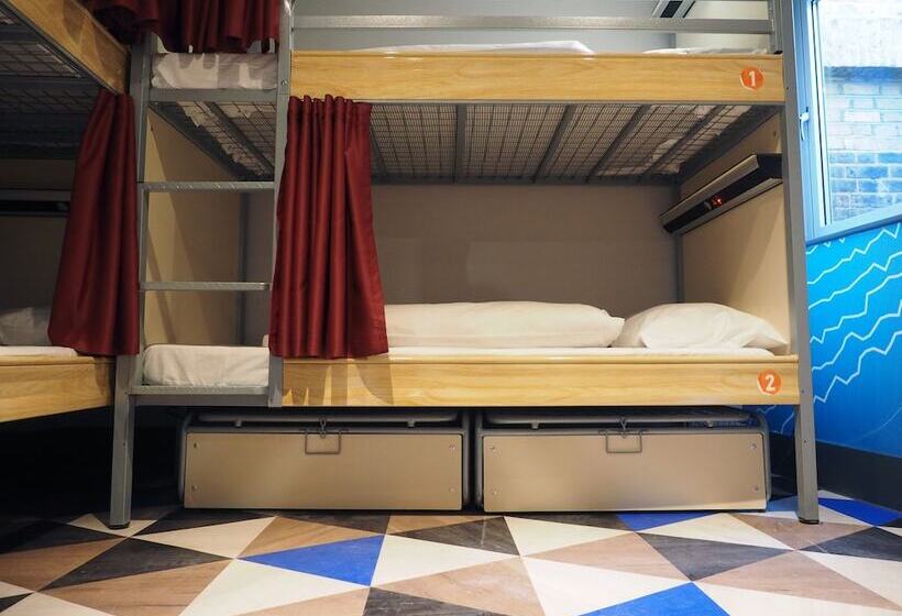 공용 욕실 구비 공동 객실 내의 침대, St Christopher's Liverpool Street