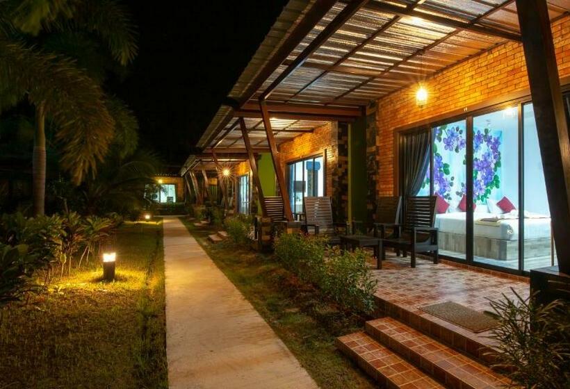 带阳台的三人标准间, Siri Lanta Resort