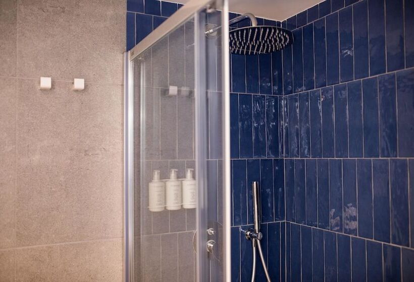 غرفة دور أخير, Room Mate Cosmo - City Centre, Valencia