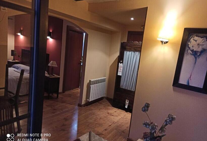 带按摩浴盆的套房, Casa Rural La Calera