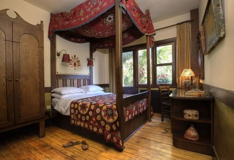 Standard Room Garden View, Empress Zoe
